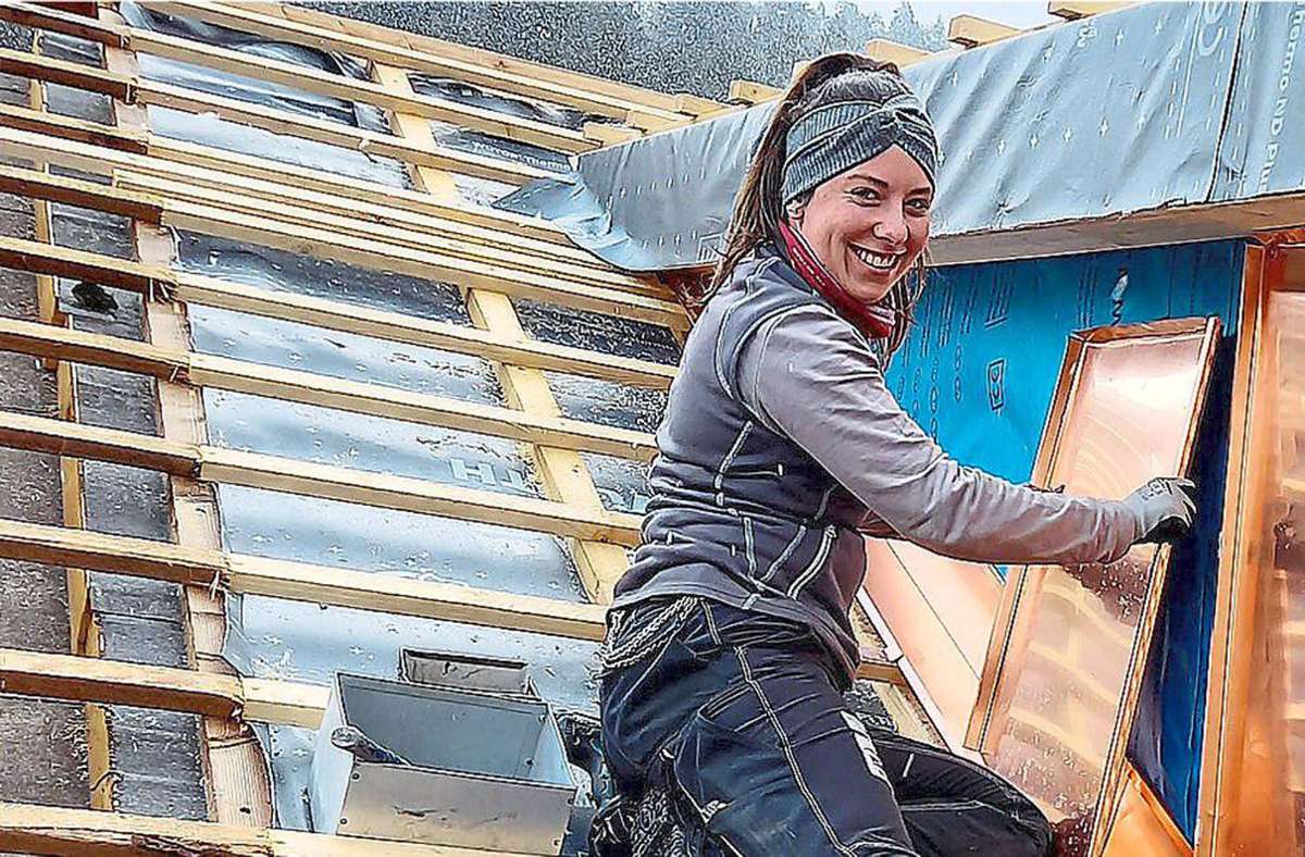 Ein Bürojob wäre nichts für mich, sagt Deutschlands beste Dachdeckerin Jana Siedle aus Furtwangen. Foto: Handwerkskammer Konstanz