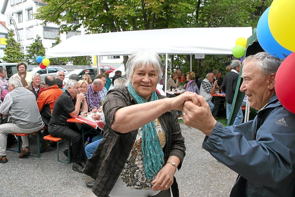 Als Dankeschön an alle Helfer und Sponsoren hat der Förderverein Mach mit am Wochenende ein Sommerfest Ob dem Brückle in Schwenningen veranstaltet. Einige Besucher nutzten auch die Gelegenheit zu tanzen.    Foto: Heinig Foto: Schwarzwälder-Bote