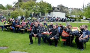 Die Biker nehmen am Gottesdienst im Freigelände teil.  50 Meter lang ist die Reihe der Motorräder in Weiden.  Foto: Rössler Foto: Schwarzwälder Bote