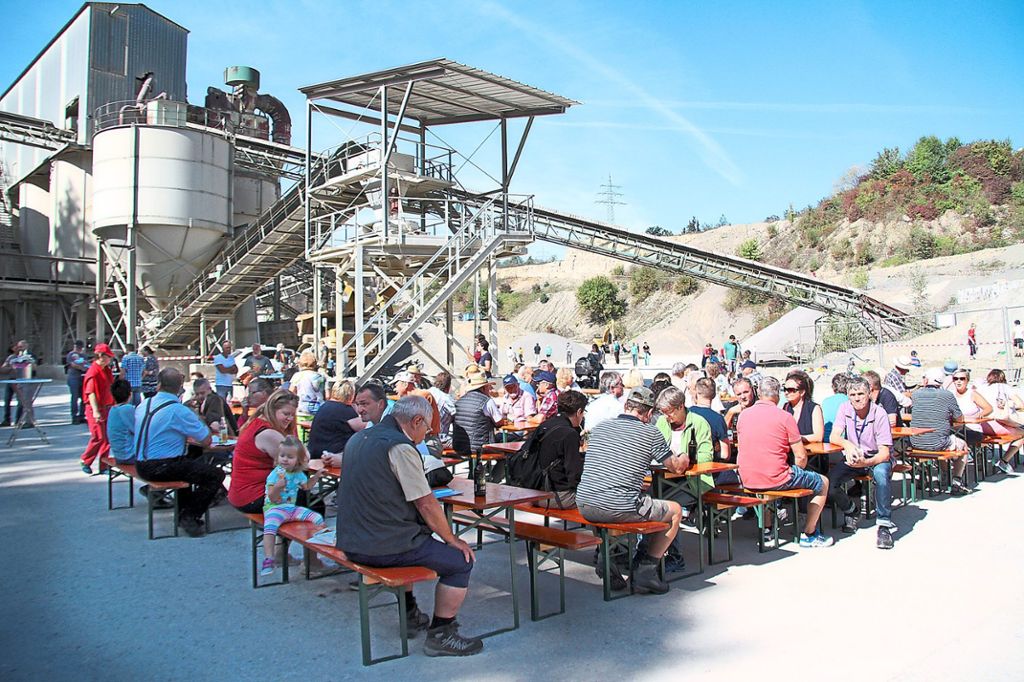 Im Schatten der Maschinerie des Schotterwerks sind Bierbänke aufgebaut, an denen die Besucher sich stärken können.