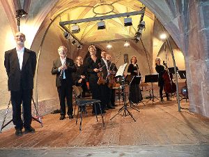 Viel Beifall gab’s für das Satori-Ensemble München und Kantorin Carmen Jauch am Cembalo (Dritte von links).  Foto: Wiegert Foto: Schwarzwälder-Bote