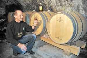 Walter Seeger prüft regelmäßig die Qualität seines Whiskys. Die intensive Farbe sowie die Sherry-Aromen stammen von hochwertigen Fässern.  Foto: Klormann