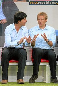 Wie rund die Welt in diesen Tagen doch ist: Ganz Deutschland möchte das Duell zwischen Joachim Löw und Jürgen Klinsmann sehen. Fast zumindest.  Archiv-Foto: Dedert Foto: Schwarzwälder-Bote