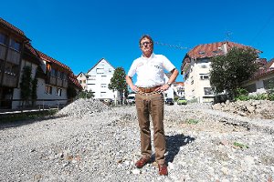 Walter Zanker, Vorstand der Balinger Wohnbau, steht auf dem Mühltor-Areal in Balingen. Dort wollen die Wohnbau und die Stadt Balingen gemeinsam ein großes Projekt stemmen, das nun allerdings durch  archäologische Funde bedroht ist. Foto: Maier