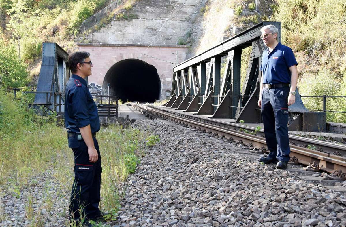 Patrick Kohl (links) und Rüdiger Mack schauen sich die Situation vor Ort an. Tunneleinsätze sind für die Feuerwehr eine Herausforderung, wie Rüdiger Mack sagt.