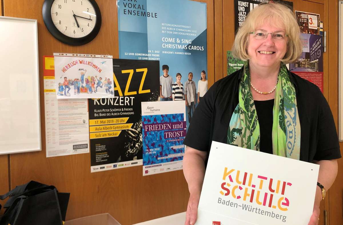 In ihrem Büro hat Schulleiterin Katharina Lucke die Wände mit Plakaten verschiedener kultureller Veranstaltungen geschmückt. Foto: Störzer