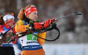 Janina Hettich nahm die Scheiben erstmals bei einem Weltcup-Staffelrennen ins Visier. Foto:  Martin Schutt Foto: Schwarzwälder Bote