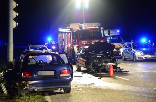 Bei einem schweren Verkehrsunfall auf der Landesstraße 1177 bei Ditzingen krachen zwei Fahrzeuge mit voller Wucht ineinander. Zwei Personen werden schwer verletzt, darunter der Unfallverursacher, der aus seinem Auto geschnitten werden muss. Foto: FRIEBE|PR/ Sven Friebe