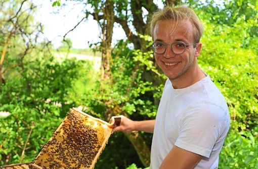 Robert Kärcher ist erst 25 Jahre alt, kann aber schon auf viele Jahre Erfahrung als Imker und Mitglied des Bienenzüchtervereins Schwenningen zurückblicken Foto: Heinig