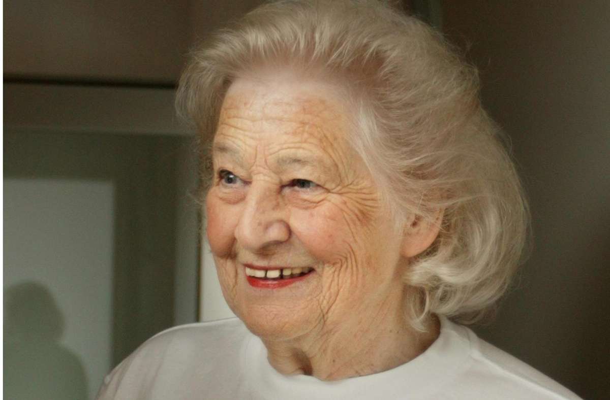 Inge Maier ist im Alter von 93 Jahren gestorben. Das Bild zeigt sie bei einem Fotoshooting im Jahr 2009, als Comazo mit einer Marketingkampagne das 125-jährige Bestehen krönte und sich alle Mitarbeiter – auch die Seniorchefin – in der Wäsche des Tailfinger Herstellers fotografieren ließen. Foto: Eyrich