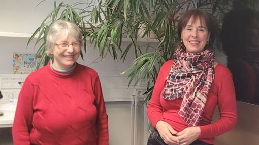 Eva Scherer (links) und Veronika Marte wollen anderen Fibromyalgie-Betroffenen mit Rat zur Seite stehen. Foto: Hezel