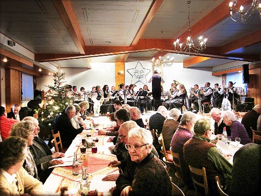 Volles Haus bei der Seniorenfeier: Die Musikkapelle sorgte für Adventsstimmung. Foto: Schwarzwälder-Bote