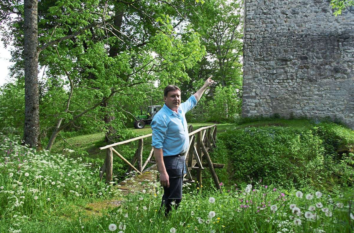 Der Ringinger Burgaktivist Karl-Moritz Kraus im Jahr 2016, da stand die Brücke noch.
