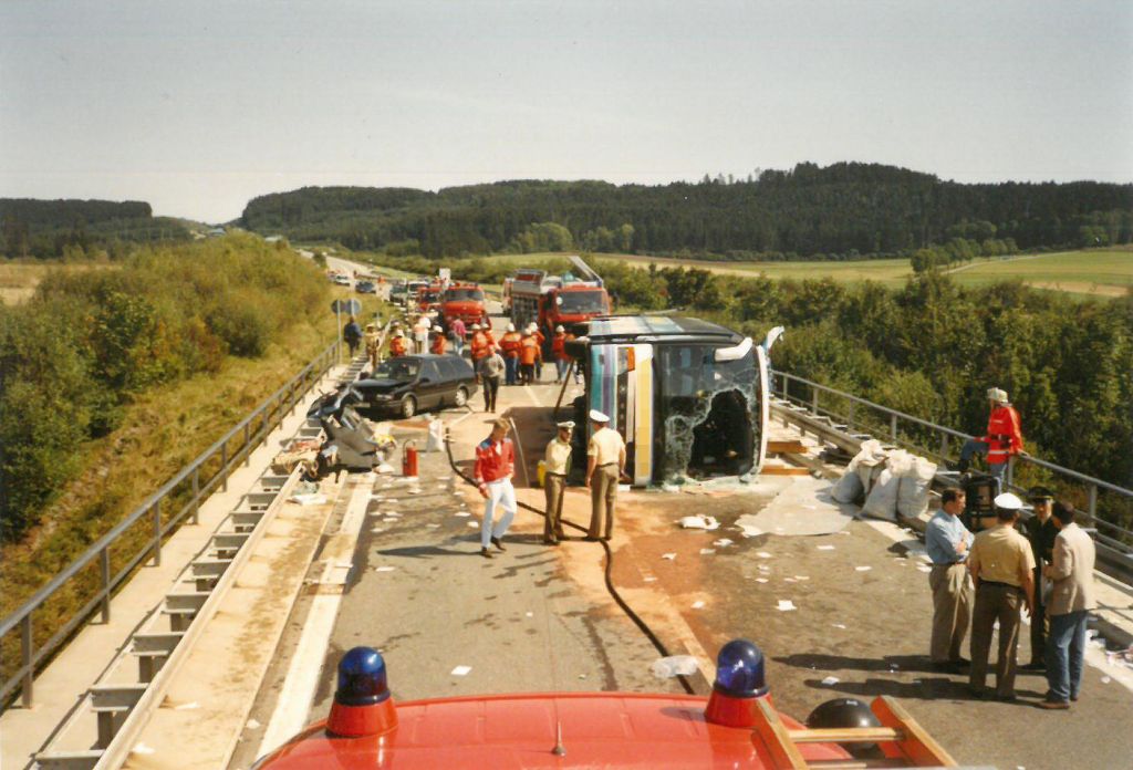 Am 6. September 1992 kam es auf dem Autobahnzubringer bei Bad Dürrheim zu einem der schwersten Busunglücke der Nachkriegsgeschichte in Deutschland. Fotos: Landratsamt Schwarzwald-Baar