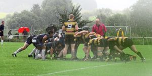 Das ist keine Technik, um sich vor dem Regen zu schützen – die Rugbyspieler des RC Rottweil (gelb-schwarze Trikots) und TSV Handschuhsheim kämpfen um das Ei. Foto: Peiker
