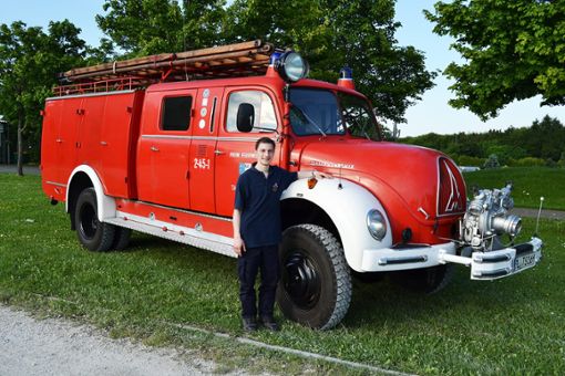 Thomas Klein vor dem  ältesten Feuerwehrauto Tailfingens  – vorne vor dem Kühler sieht man die Vorbaupumpe. Foto: Müller Foto: Schwarzwälder Bote