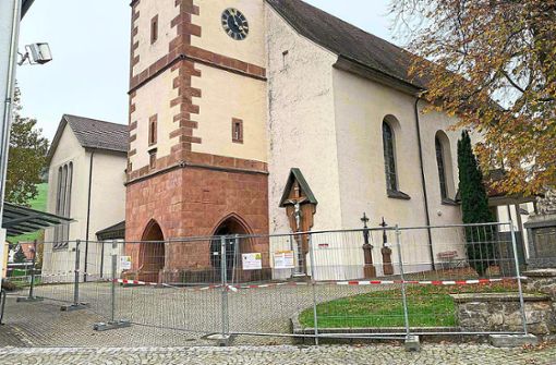 Die Mühlenbacher Kirche wurde für den Gas-Einsatz abgesperrt. Foto: Kleinberger