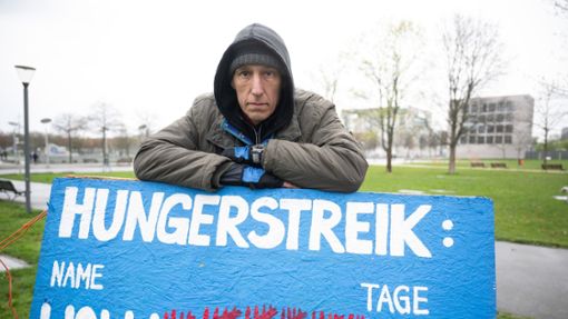 Aktivist Wolfgang Metzeler-Kick befindet sich seit dem 7. März im Hungerstreik. Foto: Sebastian Gollnow/dpa