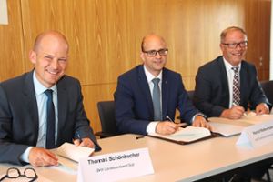 Thomas Schönbucher, Harald Rettenmaier und Alexander Merk (von links) unterschreiben die Kooperationsvereinbarung Gesundheitsförderung für Arbeitslose .   Foto: Heinig Foto: Schwarzwälder Bote