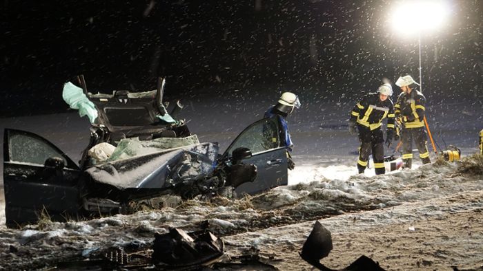 Chaos und Verkehrsunfälle durch Eis und Schnee