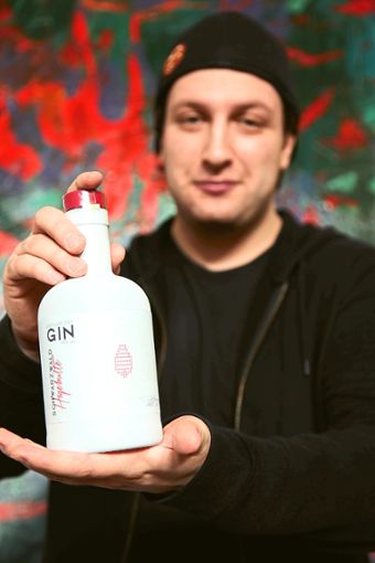 Student Gerhard Tessmann designt das Etikett für einen Lidl-Gin. Foto: Michel Lörz