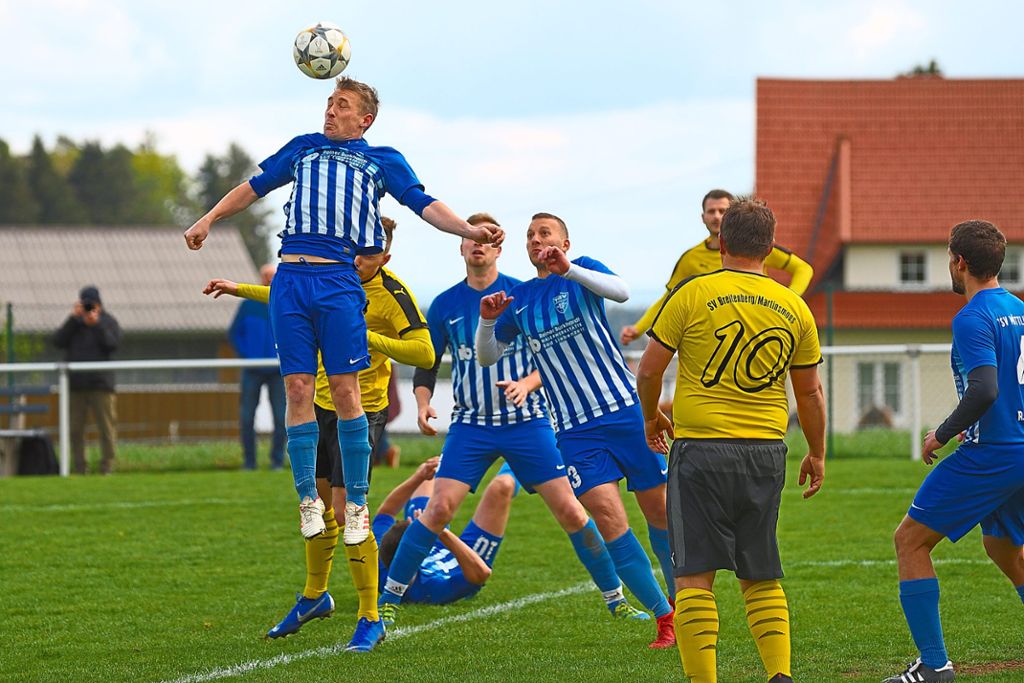 Der TSV Möttlingen (am Ball) erkämpfte sich beim heimstarken Tabellendritten SV Breitenberg/Martinsmoos ein 3:3. Foto: Wasserbauer Foto: Schwarzwälder Bote