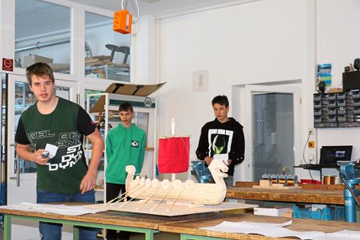 Florian Schneider, Rafael Fischer und Samuel Arnold brillieren mit ihrer Projektprüfung  zum Thema Wikinger. Dafür haben sie ein typisches Langboot nachgebaut.  Foto: Kommert Foto: Schwarzwälder Bote
