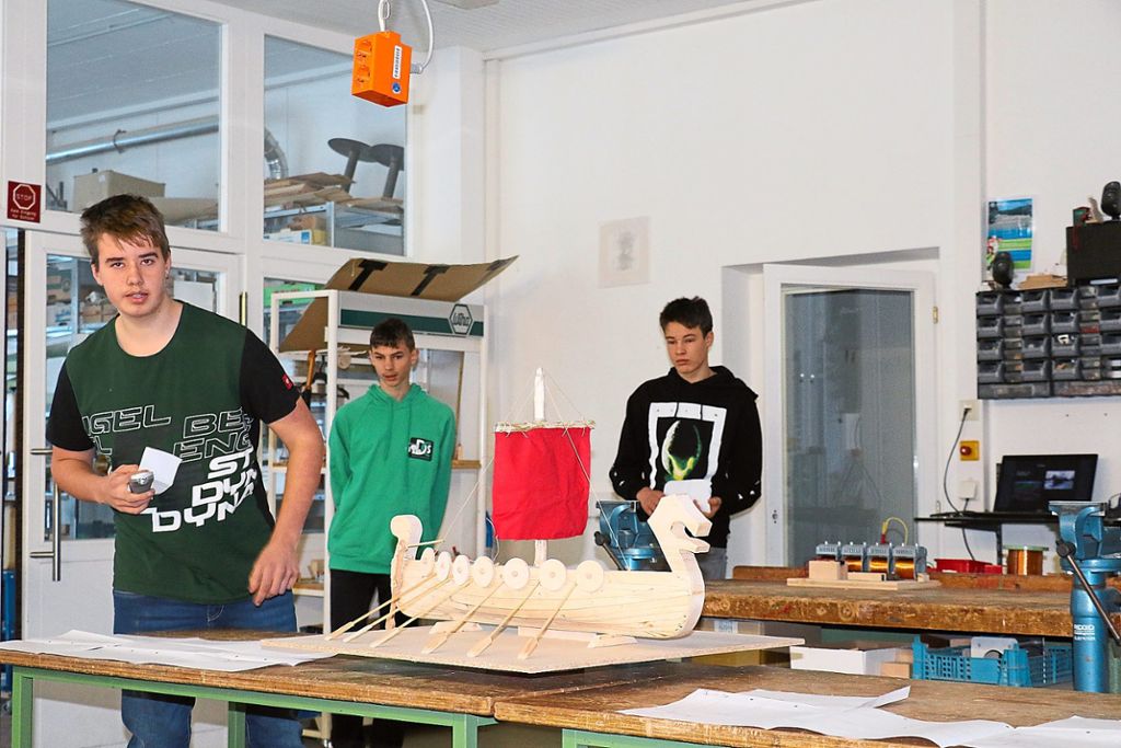 Florian Schneider, Rafael Fischer und Samuel Arnold brillieren mit ihrer Projektprüfung  zum Thema Wikinger. Dafür haben sie ein typisches Langboot nachgebaut.  Foto: Kommert