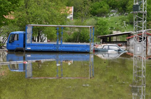 Gracac: Fahrzeuge sind auf einer überschwemmten Straße zu sehen Foto: Pixsell/Xin Hua/dp/Hrvoje Jelavic