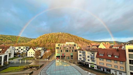 Ein Regenbogen erstrahlt  über dem Nagolder Schlossberg. Ein schönes Symbolbild, das auch für eine  bunte Stadtgesellschaft stehen könnte. Foto: Achilles