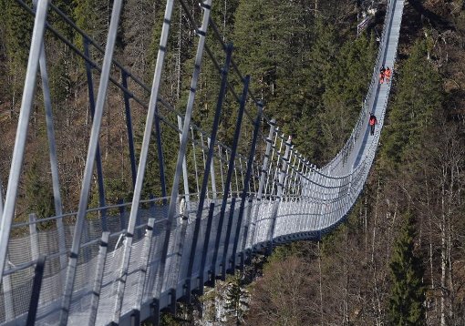 Etwas für Schwindelfreie: die Hängebrücke in Reutte. Foto: Schneider