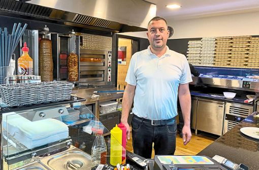 Die Produktpreise sind extrem gestiegen, sagt Metin Bulut vom Imbiss Saray Kebab. Foto: Schedler
