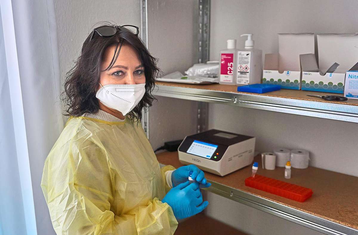 Olga Starodubov wertet PCR-Tests aus. Das Testzentrum in der Kaserne hat ein eigenes PCR-Diagnosegerät. Foto: Lück