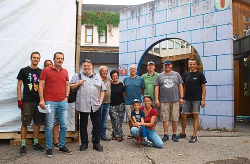 Freuen sich auf das 32. Innenhof-Festival, das am Freitag in Villingen startet: einige der Helfer, die seit Tagen bei den Aufbauarbeiten anpacken. Foto: Zieglwalner