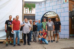 Freuen sich auf das 32. Innenhof-Festival, das am Freitag in Villingen startet: einige der Helfer, die seit Tagen bei den Aufbauarbeiten anpacken. Foto: Zieglwalner