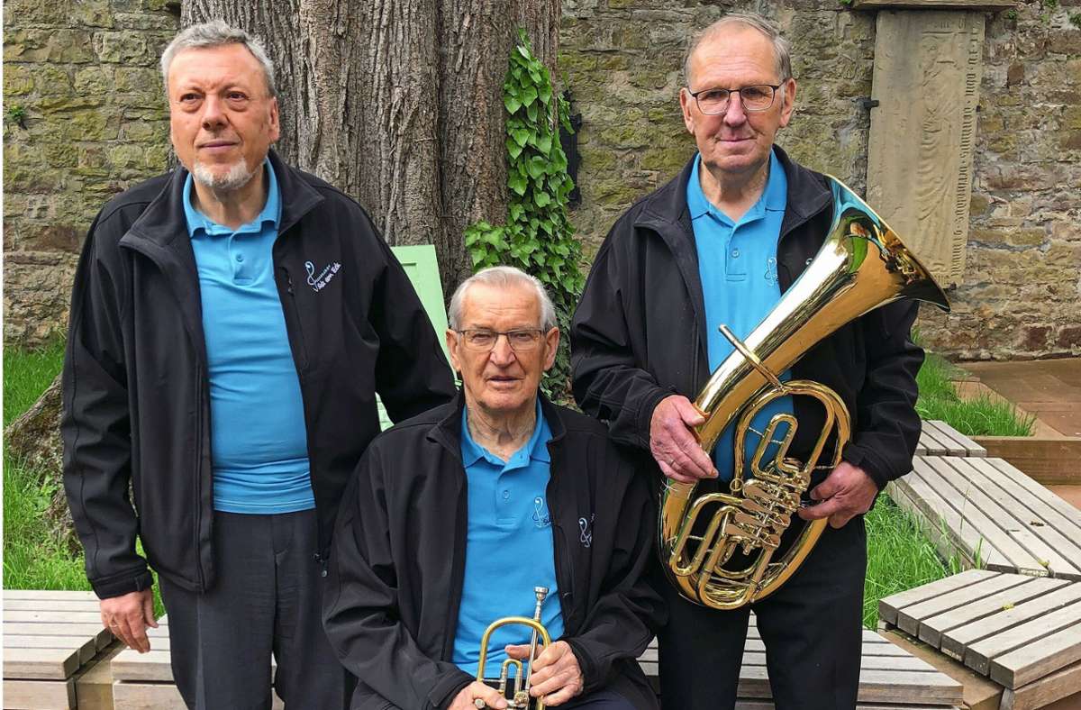Dirigent Willi Dreher, Jubilar Adolf Gärtner und Walter Röhm blicken auf viele gemeinsame Jahre zurück. Foto: Birgit Menzler