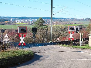 Gefährlich, weil unbeschrankt: Der Bahnübergang in Aach (Archivfoto). Foto: Sannert