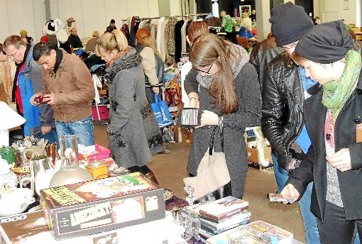 Der Flohmarkt im Bartok-Saal weckt nach den Weihnachtstagen das Interesse der Besucher.   Foto: Bombardi Foto: Schwarzwälder-Bote