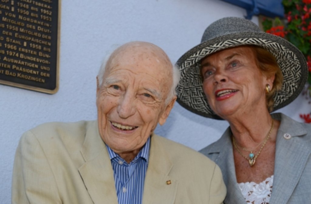 Altbundespräsident Walter Scheel mit seiner Frau Barbara. Der 95-Jährige bekommt nun eine Pflegeaufsicht. Foto: dpa