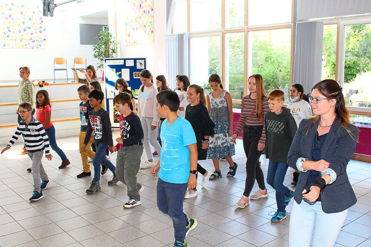 Mit einem Tanz aus der Grundschule beteiligten sich die neuen Fünftklässler am Programm. Foto: Köncke