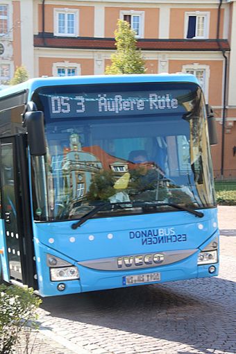 Durch das Zentrum der Donaueschinger Innenstadt fahren vier verschiedene Buslinien. Zwischen 5.35  und 19.10 Uhr kommen so jeden Tag 147 Busse durch die Karlstraße. Foto: Harich