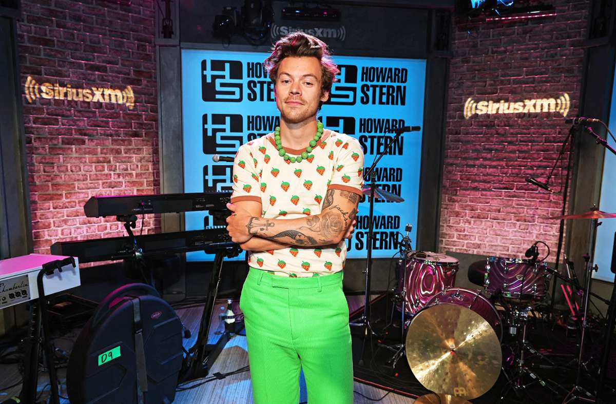 Mehr Farbe, bitte! Der Musiker Harry Styles in einem lustigen Erdbeer-Shirt und froschgrüner Hose samt genderfreier Kette. So geht Sommer. Foto: AFP/CINDY ORD