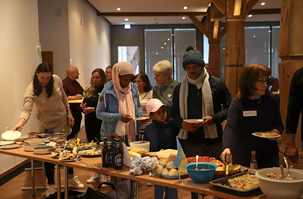 Viele leckere Speisen aus unterschiedlichen Ländern gab es  beim ersten Kulturen-Treff  im Bürgersaal. Foto: Klaus Dezember