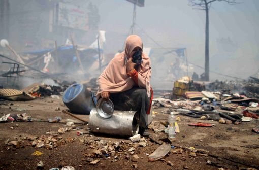 Stiller Protest im Chaos: Eine Mursi-Anhängerin sitzt auf einer Straße in Kairo. Foto: dpa