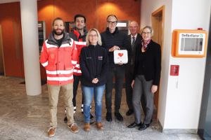 Der Defibrillator in der Hauptstelle der Winterlinger Bank ist für alle Bürger frei zugänglich.  Foto: Alberghina Foto: Schwarzwälder Bote