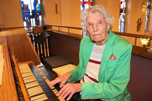 Anneliese Emminger an der Orgel der katholischen Kirche in Dauchingen: Eine 77-jährige Ära geht jetzt zu Ende.  Foto: Preuß Foto: Schwarzwälder Bote