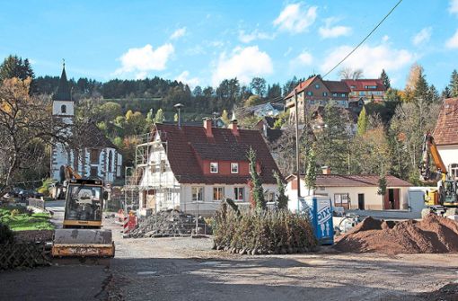 Die Arbeiten in der Ortsmitte von Neuneck, wo unter anderem der Dorfplatz neu gestaltet wird, sind derzeit in vollem Gange. Foto: Ade