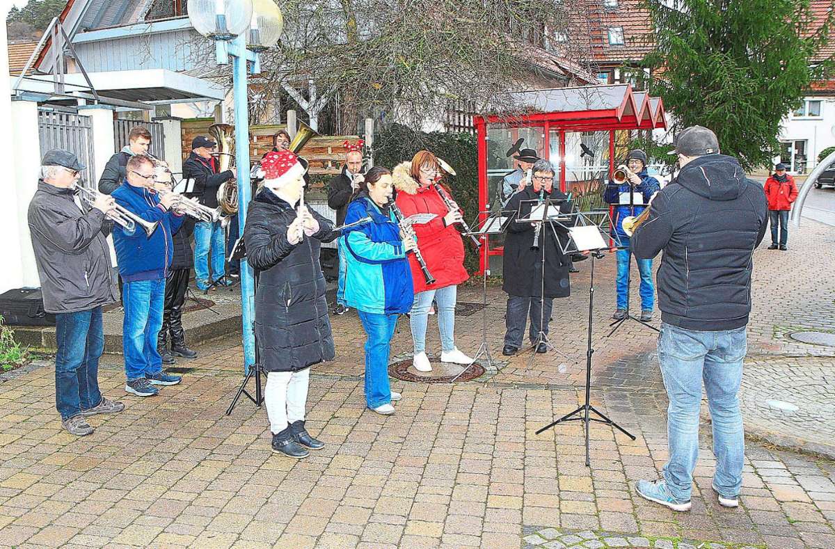 Weihnachtliche Klänge waren an Heiligabend dank Musikverein in der Simmozheimer Ortsmitte zu hören. Foto: Kraushaar