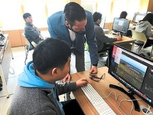Knobloch unterrichtet die Bildbearbeitungs-Software Photoshop an einer Schule in Südkorea. Foto: Schwarzwälder Bote