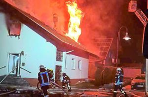 Dramatische Szenen spielten sich in der Birkenstraße in Talheim ab. Das Einfamilienhaus stand in Flammen. Foto: Feuerwehr Eutingen im Gäu